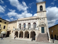 Norcia Palazzo del Comune - Photo by Günther Simmermacher from Pixabay