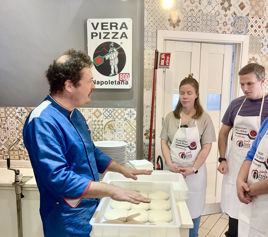 Do you love pizza? Treat yourself to a real Neapolitan pizza maker course in Naples AVPN