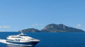 Avec Metour.it, partez du cœur de Naples jusqu'aux îles du Golfe : voyagez avec les nouvelles liaisons SNAV pour découvrir les îles de Capri, Ischia et Procida